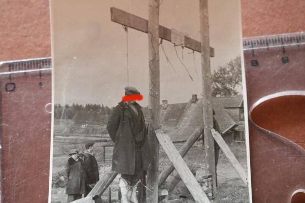 altes Foto - erhängter Partisan ? Russland ?